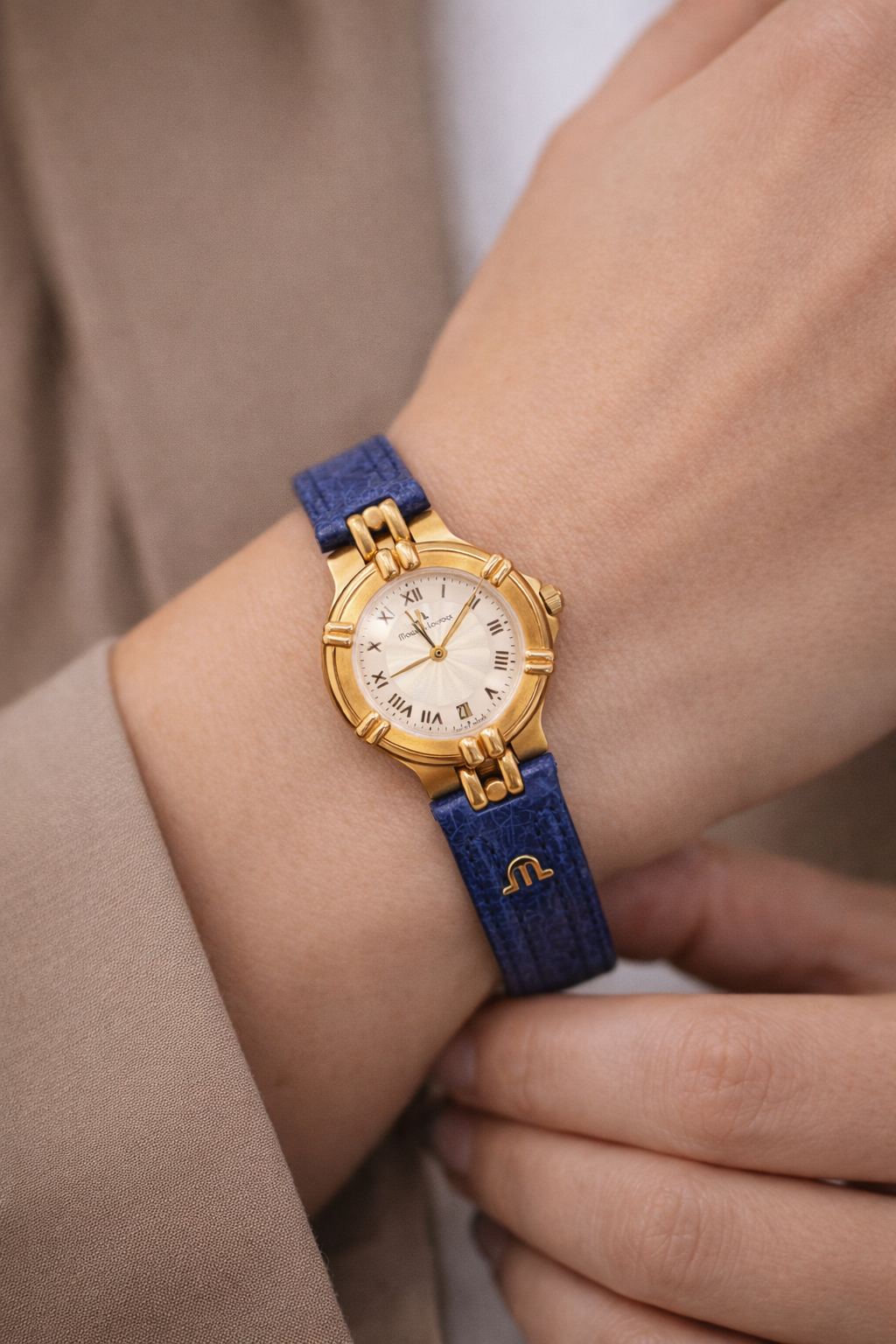Maurice Lacroix Damen Uhr Gold mit blauem Lederarmband am Handgelenk