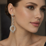 Elegante Orlando Orlandini Ohrringe aus Weißgold mit Diamanten getragen
